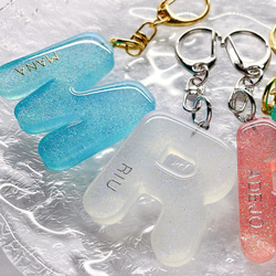 ⭐️あいき⭐️ページ。名入れチャーム、キーホルダー 楽天市場】選べるアルファベットチャームキーホルダー【名入れ