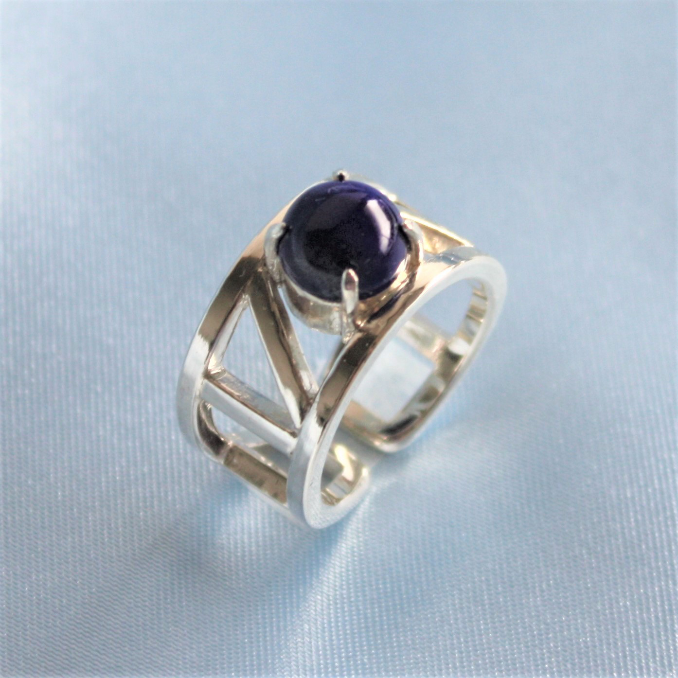 晴れやかブルー 青い指輪　ラピスラズリの幅広リング　直線　図形　シルバー　フリーサイズ　青色　海色