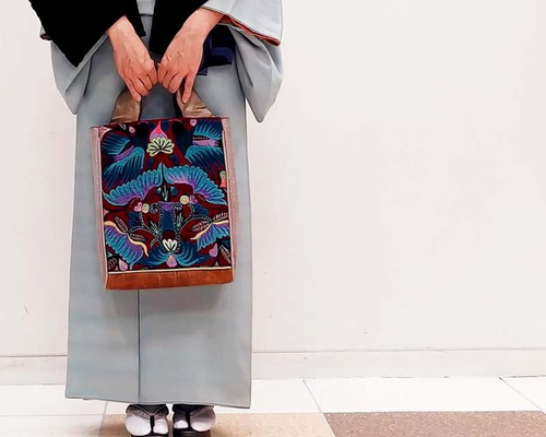 ★ まりあんです★ 黒留袖　鳥模様　刺繍　NO44 刺繍キット】色を選べる文鳥とミモザの額装／初心者さん用解説本付き