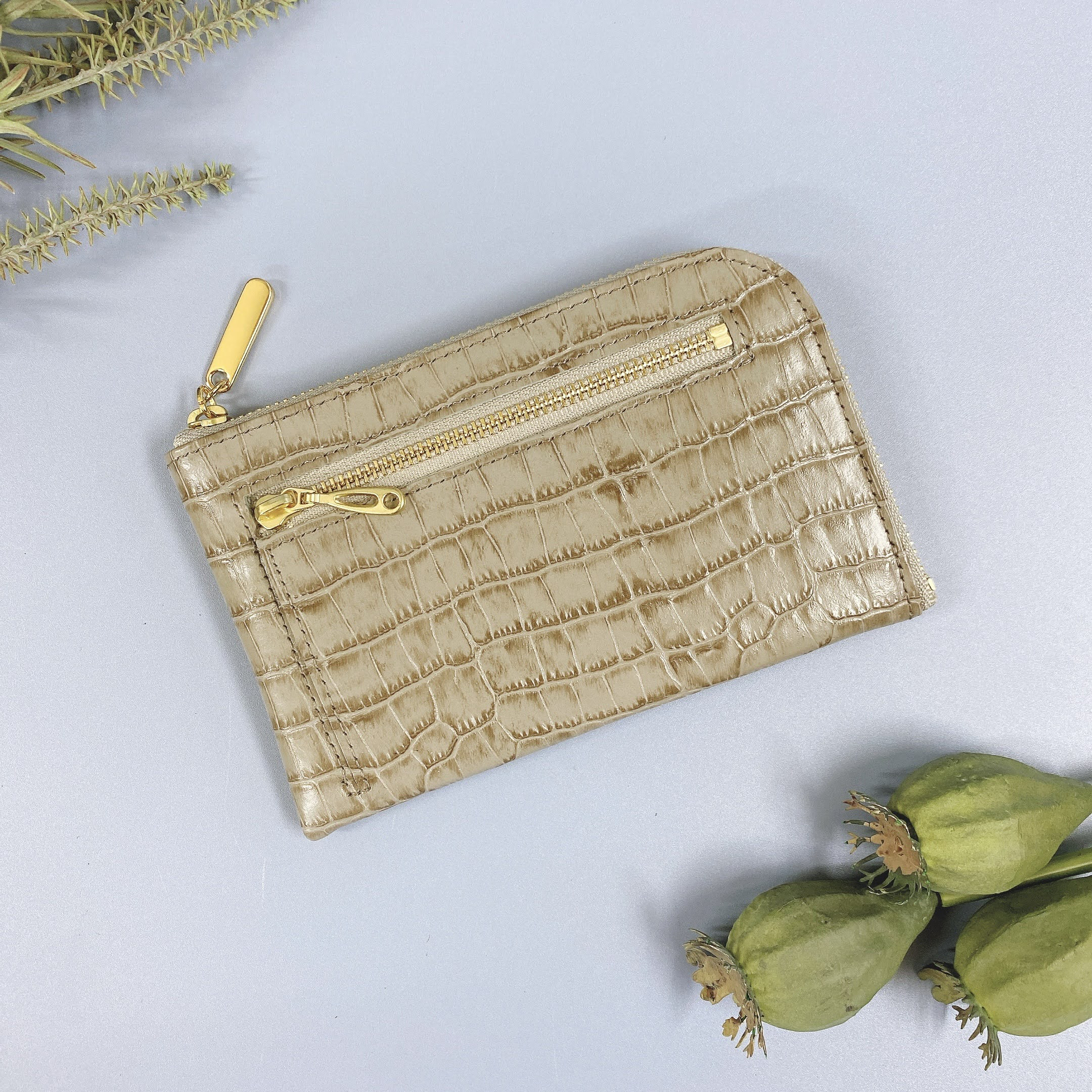 薄くて軽いコンパクトな財布 10枚カードポケット　クロコ型押し　ライトグレー スクイーズ