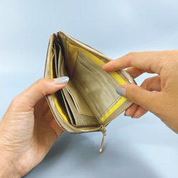 薄くて軽いコンパクトな財布 10枚カードポケット　クロコ形押しライトグレー スクイーズ 5枚目の画像