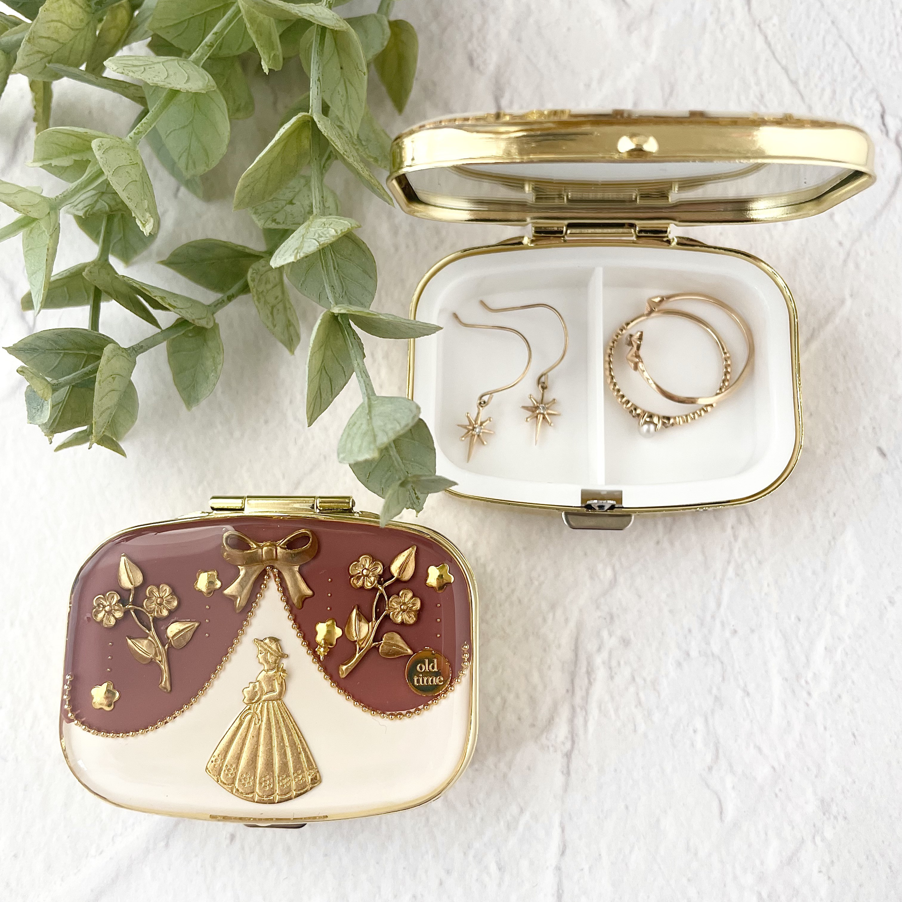 【ピルケース】お花を摘む少女／アクセサリーケース　レジン　（無料ギフトラッピング）