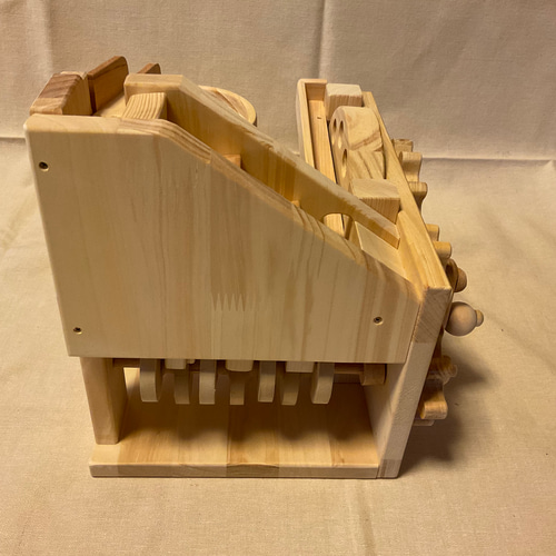 手作り 木のおもちゃ 無限ループのビー玉からくりマシン 3連トルネード