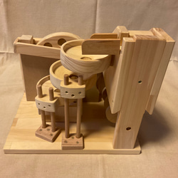 手作り　木のおもちゃ　無限ループのビー玉からくりマシン　3連トルネード　木製　知育玩具　ビー玉　プレゼント　 3枚目の画像