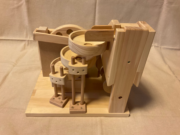 手作り　木のおもちゃ　無限ループのビー玉からくりマシン　3連トルネード　木製　知育玩具　ビー玉　プレゼント　 3枚目の画像