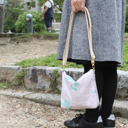 上品なラベンダーカラー◎イタリア生地を使ったサコッシュ 6枚目の画像