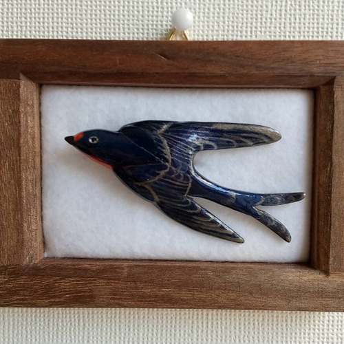 ツバメのブローチ 木で作った鳥のブローチ 木彫り・アクセサリー