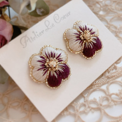 オートクチュール刺繍〜ビオラのイヤリング(ピアス)オフホワイト