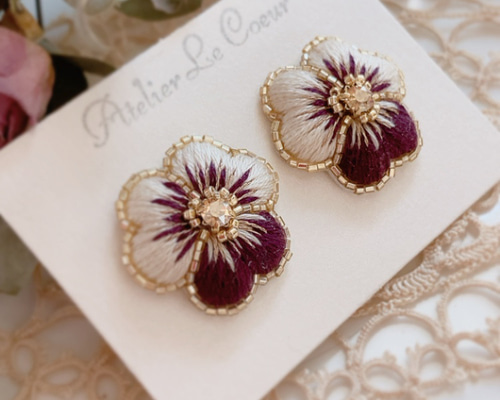 オートクチュール刺繍〜ビオラのイヤリング(ピアス)オフホワイト