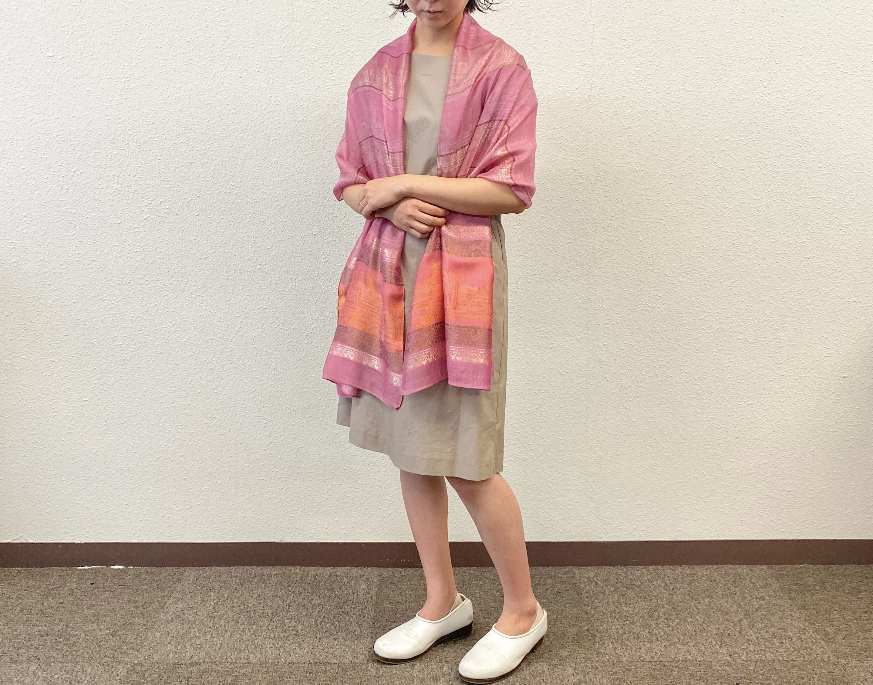 遠州織物 「むら染め＆ワッシャー加工仕上げ キャップスリーブワンピース」モカ