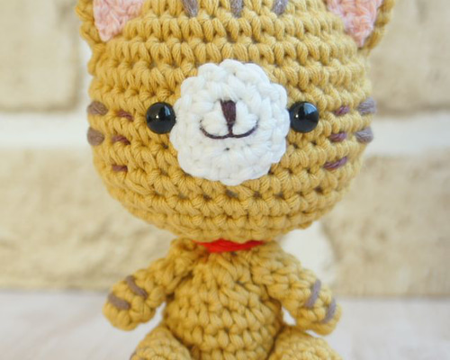 バブーシュカの茶トラ猫さんのあみぐるみ 思わず笑顔になっちゃう♡おすわり茶トラ猫さん♪（あみぐるみ