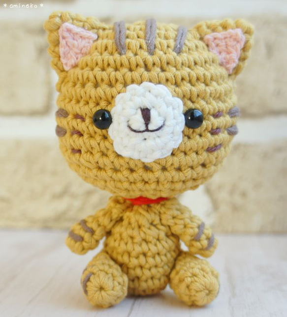 みゆうみゆうさん専用茶トラ猫のぬいぐるみ&茶トラマルさんしろくろのいきものさん。 思わず笑顔になっちゃう♡おすわり茶トラ猫さん♪（あみぐるみ