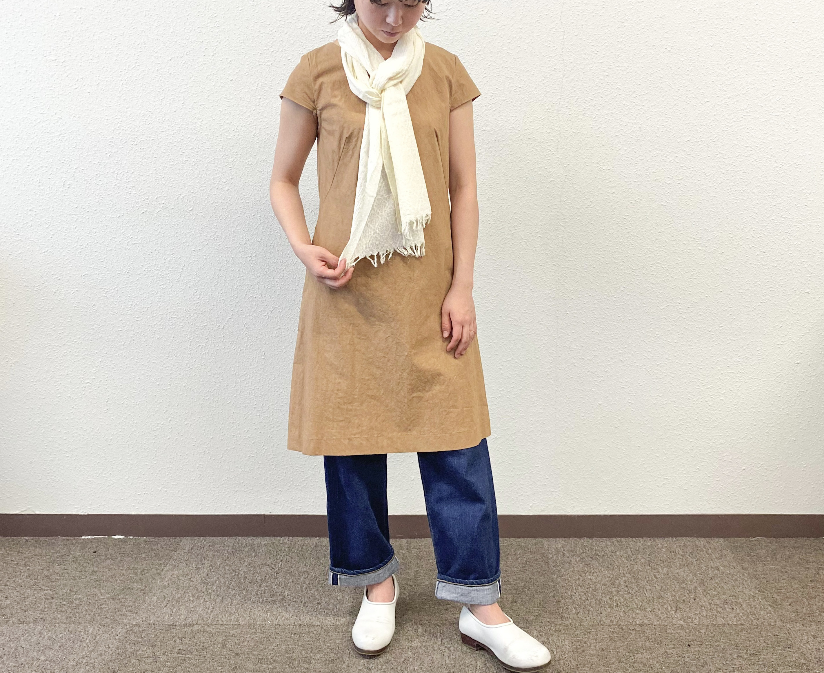 遠州織物 「むら染め＆ワッシャー加工仕上げ キャップスリーブワンピース」赤茶