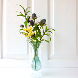 特集掲載！【花瓶セット】アザミとオリーブのガラスの花瓶に造花の投げ入れアレンジ 1枚目の画像