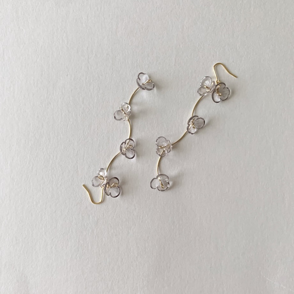 Blooming  Crystal Clea Flower Pierced Earrings / GRAY 4枚目の画像
