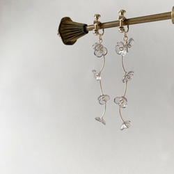 Blooming Crystal Clear Flower Earrings / GRAY 1枚目の画像