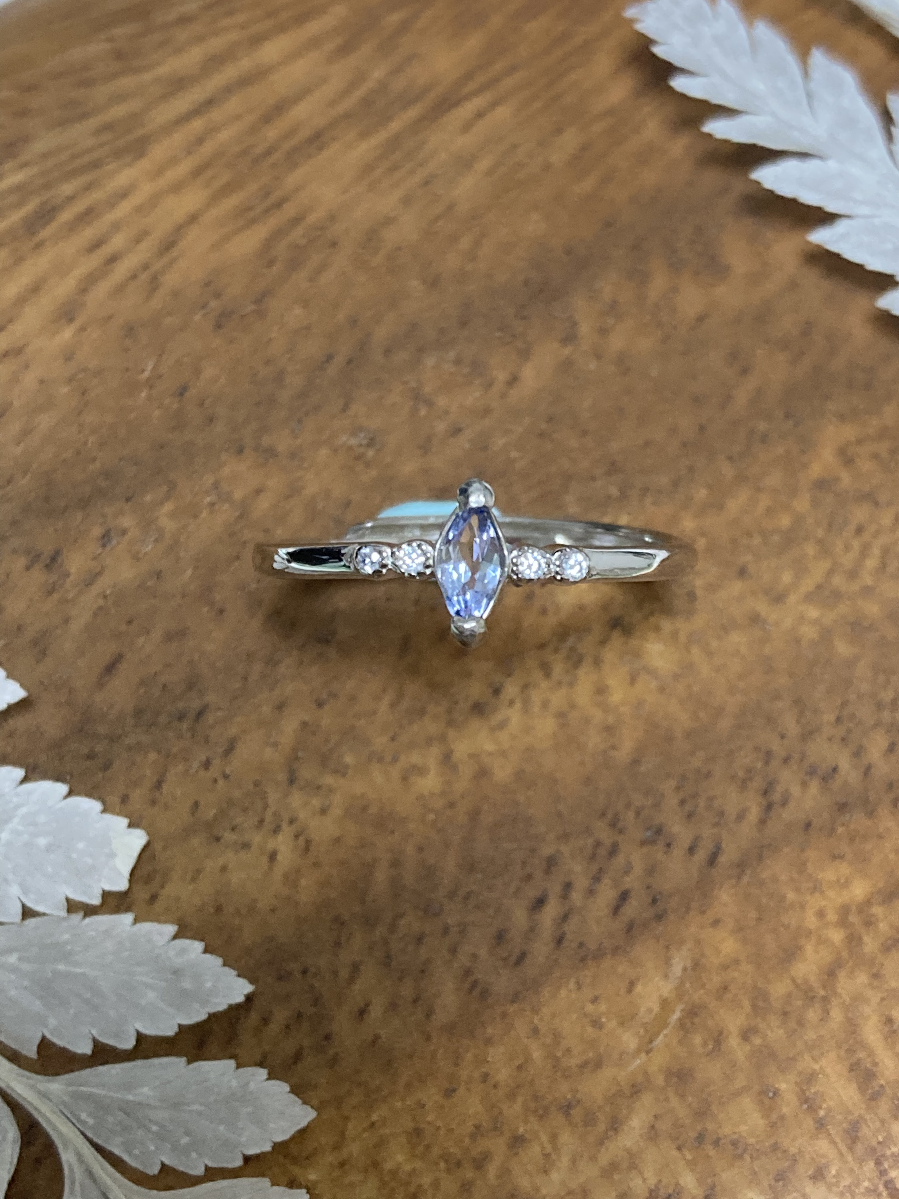 タンザナイト　極小マーキスカット　6×3mm フリーサイズリング　指輪　ロジウムコーティングシルバー925 調整可能