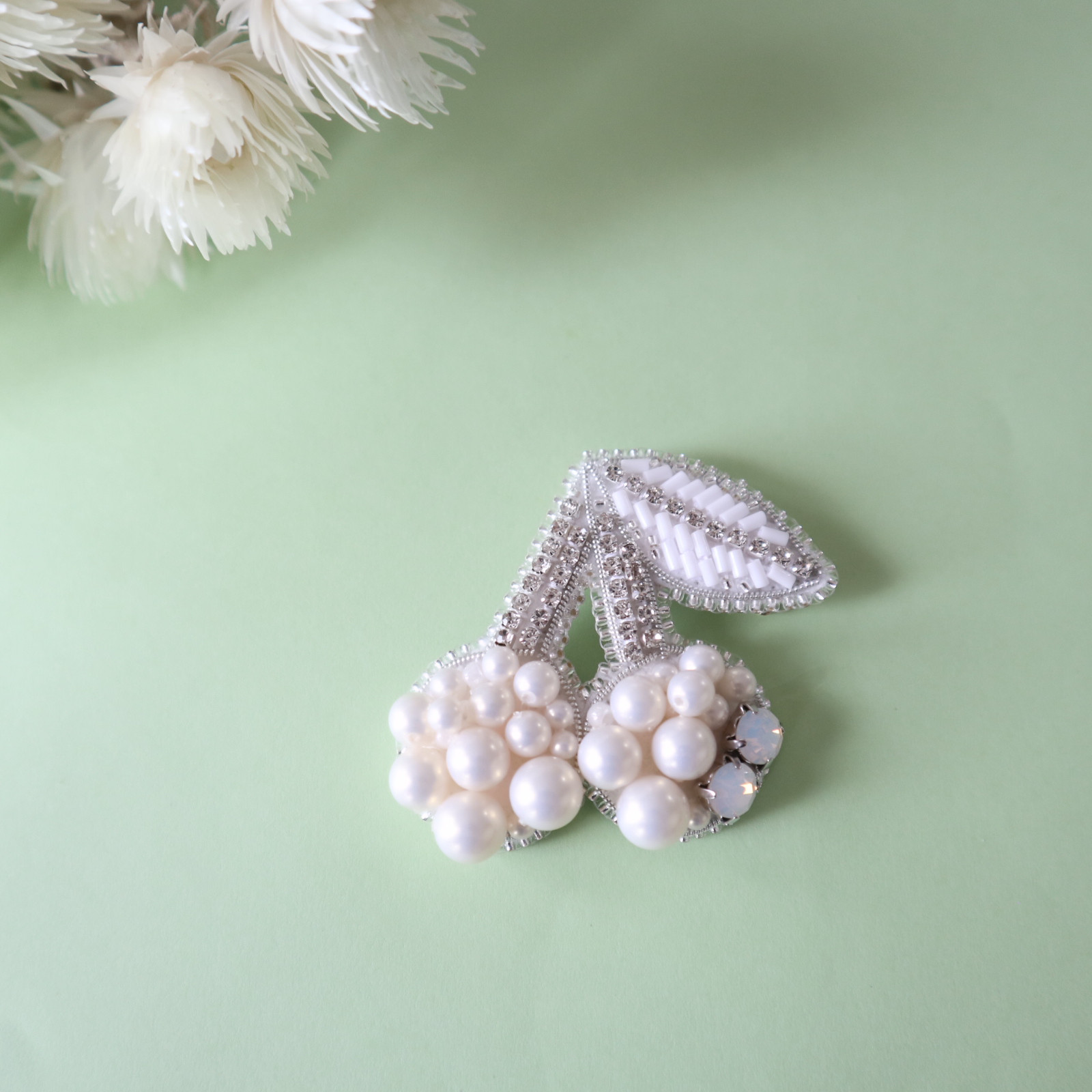 チェリー☆ミルキーパールのビーズ刺繍ブローチ