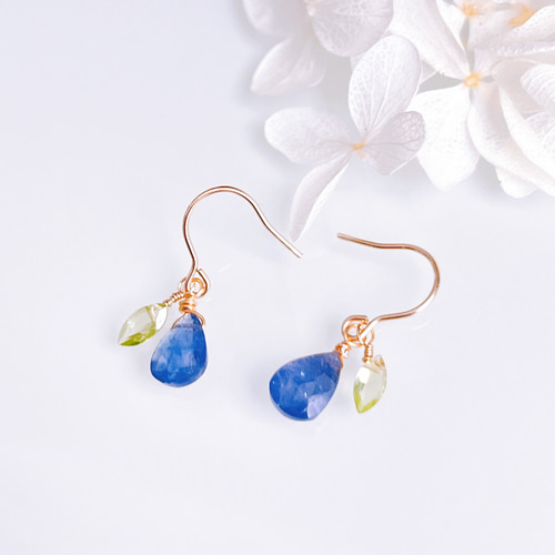 12月誕生石》タンザナイトの紫陽花とペリドットリーフのピアス  