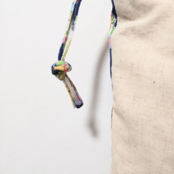 インコと花柄のパッチワーク巾着トートバッグ(ダークブルー／生成り) 7枚目の画像