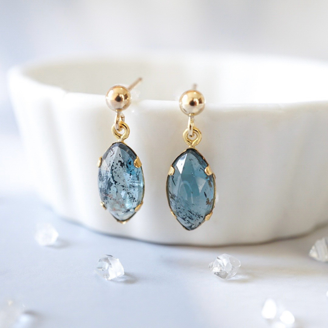 「青の洞窟」モスカイヤナイト ピアス イヤリング くすみブルー 珍しい天然石 14kgf 軽い 一粒 金属アレルギー対応