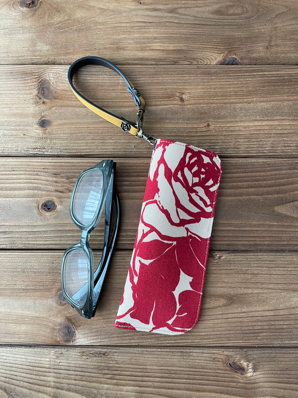 バッグにかけられるメガネケース ストラップ付き 可愛い薔薇赤 1枚目の画像
