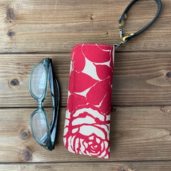 バッグにかけられるメガネケース ストラップ付き 可愛い薔薇赤 2枚目の画像