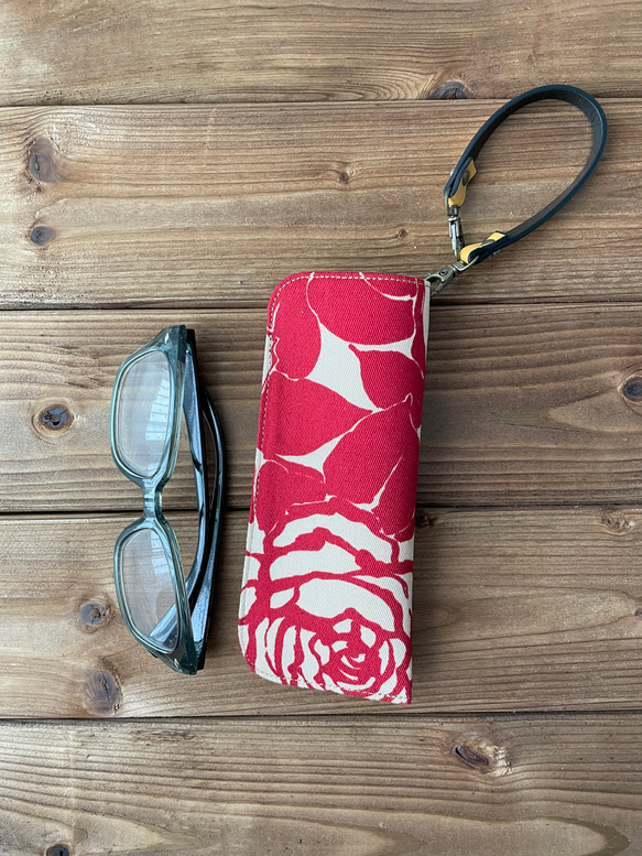 バッグにかけられるメガネケース ストラップ付き 可愛い薔薇赤 2枚目の画像