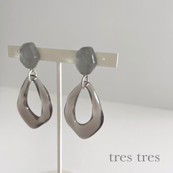 グレー◆クリア変形カボションとクリアドロップチャームのピアス/イヤリング◆春 夏 秋 冬 透明 大ぶり シンプル 2枚目の画像