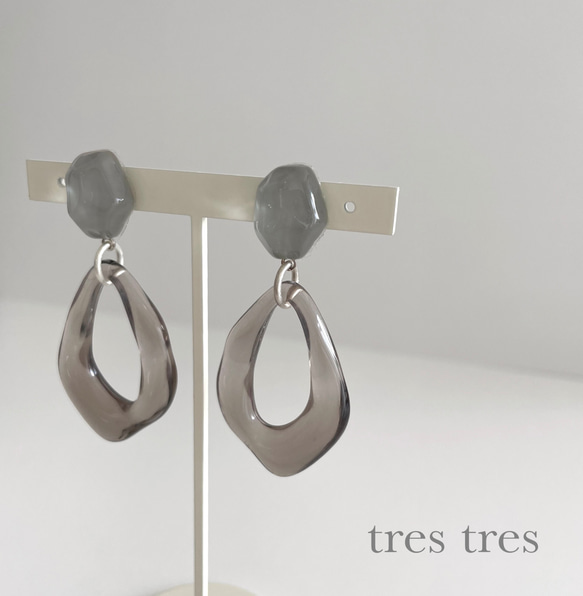 グレー◆クリア変形カボションとクリアドロップチャームのピアス/イヤリング◆春 夏 秋 冬 透明 大ぶり シンプル 2枚目の画像