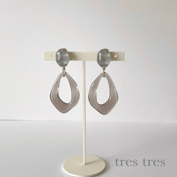 グレー◆クリア変形カボションとクリアドロップチャームのピアス/イヤリング◆春 夏 秋 冬 透明 大ぶり シンプル 4枚目の画像