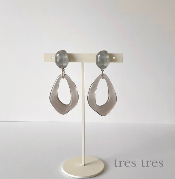 グレー◆クリア変形カボションとクリアドロップチャームのピアス/イヤリング◆春 夏 秋 冬 透明 大ぶり シンプル 4枚目の画像