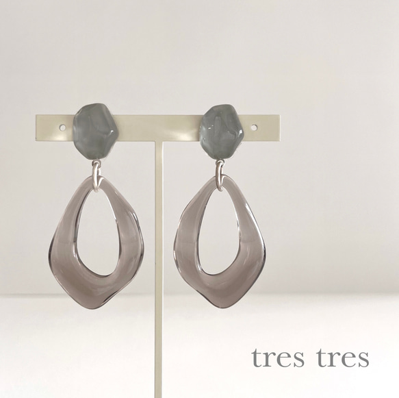 グレー◆クリア変形カボションとクリアドロップチャームのピアス/イヤリング◆春 夏 秋 冬 透明 大ぶり シンプル 1枚目の画像