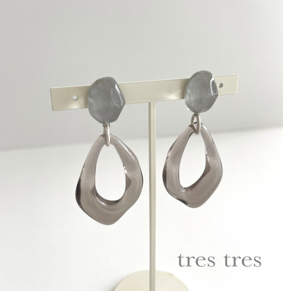 グレー◆クリア変形カボションとクリアドロップチャームのピアス/イヤリング◆春 夏 秋 冬 透明 大ぶり シンプル 3枚目の画像