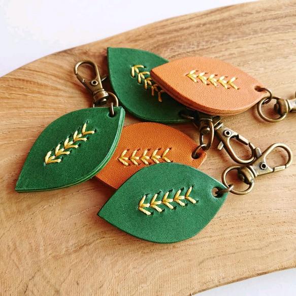 ひらひら葉っぱꕤ手のひらサイズの癒し葉っぱキーホルダー（幸せの青い