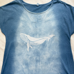 送料無料　のんびり泳ぐクジラ2　藍染ドルマンワンピース　絞り染め 海 1枚目の画像