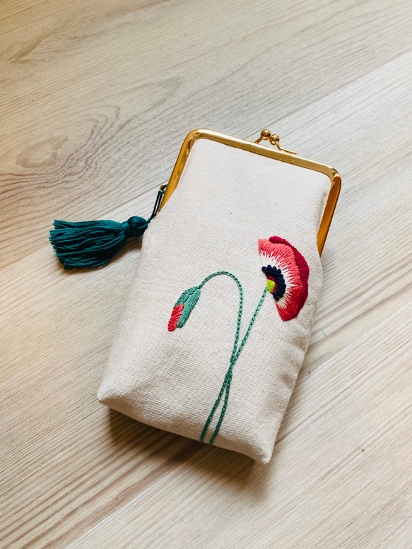 ポピー刺繍のふわふわがま口メガネポーチ＊手刺繍 2枚目の画像