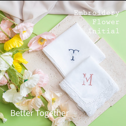 フラワーイニシャル✨刺繍ハンカチ✨ブライダルハンカチ　両家顔合わせ　プレゼント 1枚目の画像