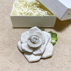 刺繍ブローチ 立体薔薇 刺繍アクセサリー 4枚目の画像