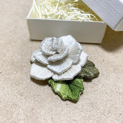 刺繍ブローチ 立体薔薇 刺繍アクセサリー 3枚目の画像