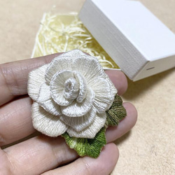 刺繍ブローチ 立体薔薇 刺繍アクセサリー 1枚目の画像