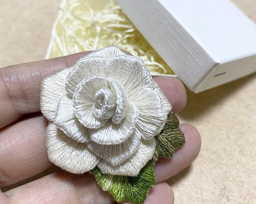 艶やかな桃色が美しい薔薇ブローチ – 柳澤商会 ジュエリーカタログ