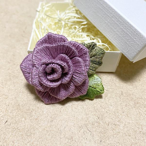 新品未使用　薔薇モチーフブローチ