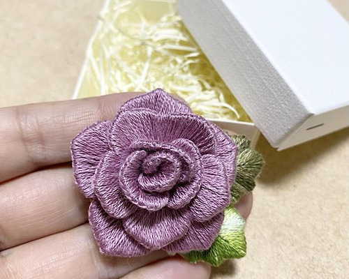 刺繍ブローチ 立体薔薇 刺繍アクセサリー コサージュ handmade