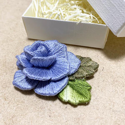 刺繍ブローチ 立体薔薇 刺繍アクセサリー 3枚目の画像