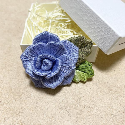 刺繍ブローチ 立体薔薇 刺繍アクセサリー コサージュ handmade