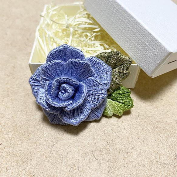 刺繍ブローチ 立体薔薇 刺繍アクセサリー 2枚目の画像