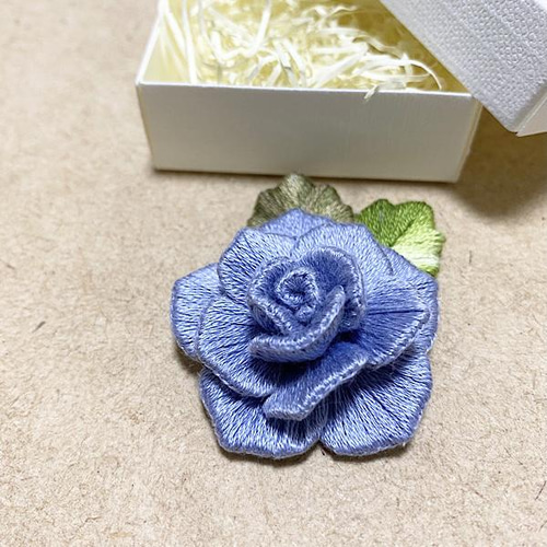 刺繍ブローチ 立体薔薇 刺繍アクセサリー コサージュ handmade