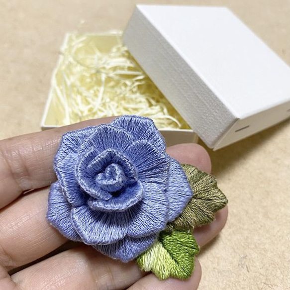 刺繍ブローチ 立体薔薇 刺繍アクセサリー 1枚目の画像