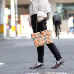 刺繍テープを丁寧に縫い合わせた◎オレンジカラーのハンドバッグ 8枚目の画像